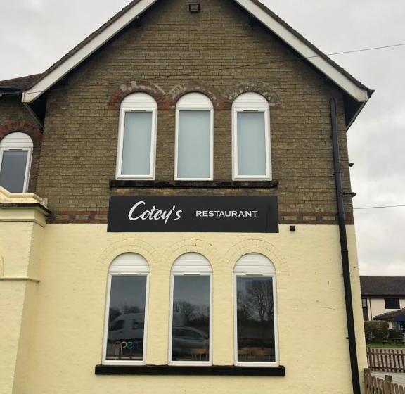 فندق Redwings Lodge Baldock