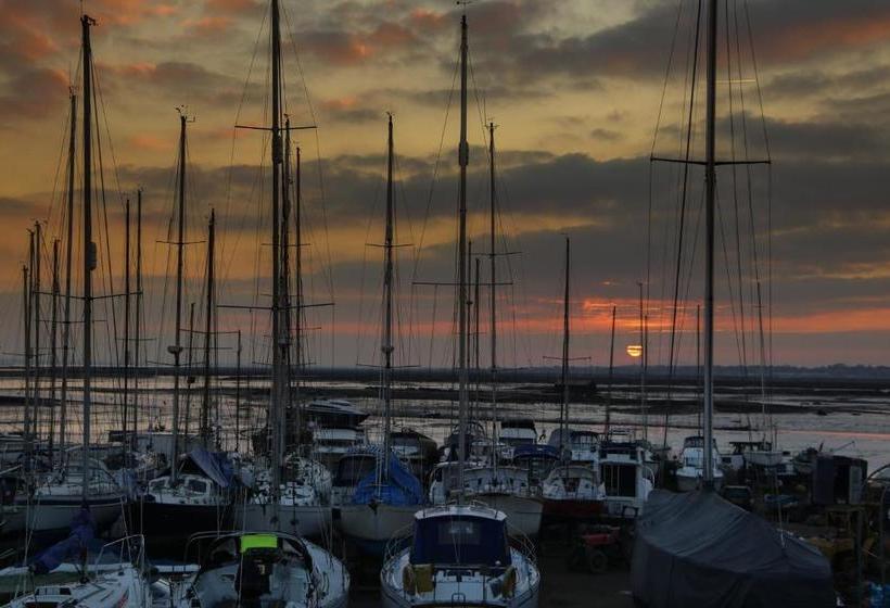Отель The Victory At Mersea