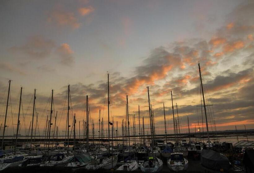 Отель The Victory At Mersea