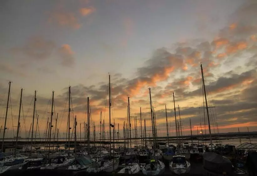 Отель The Victory At Mersea