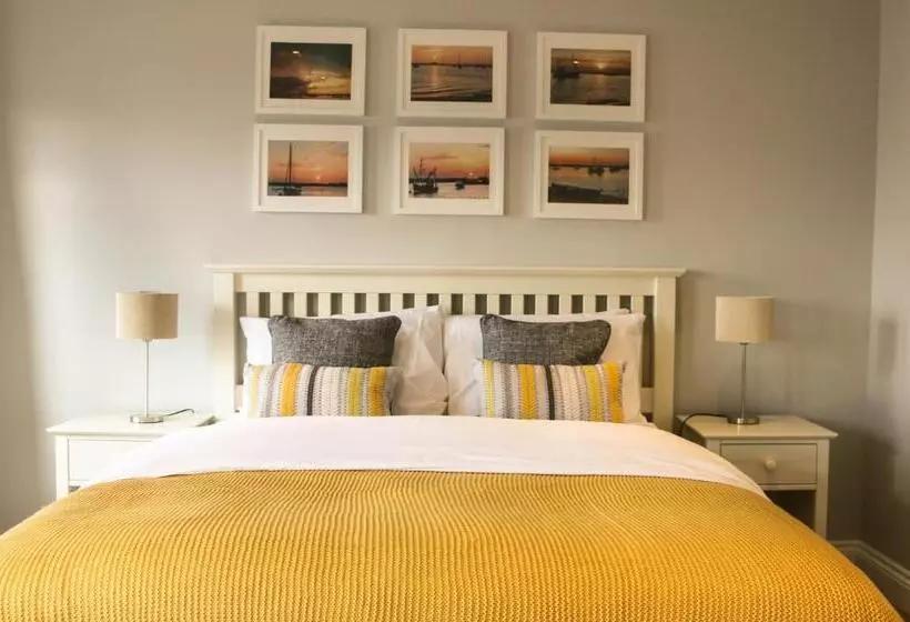 Отель The Victory At Mersea