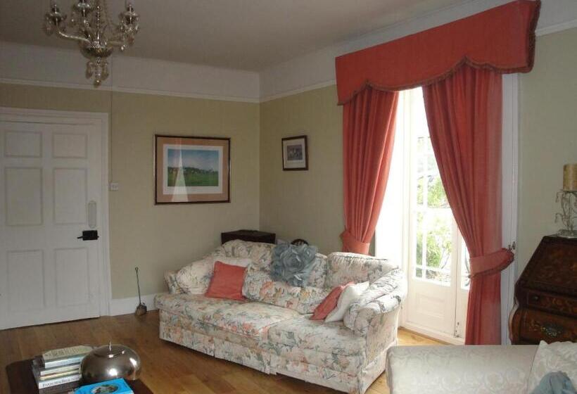 Bed and Breakfast Cary Fitzpaine House