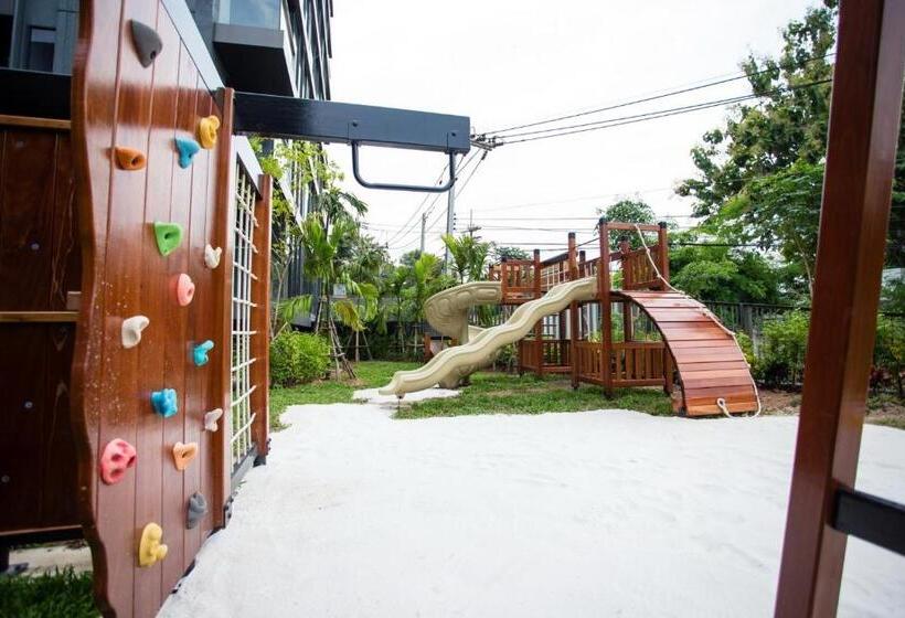 Balcony Seaside Sriracha Hotel & Serviced Apartments