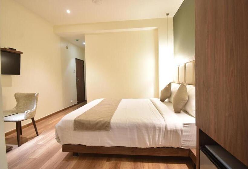 Отель The Aarya A Smart Business