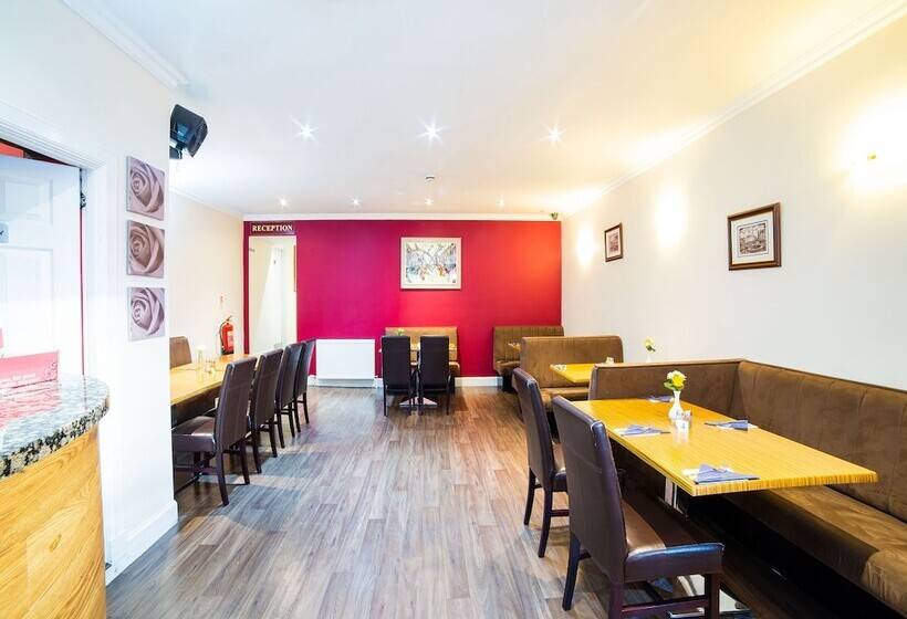 Отель The Douglas