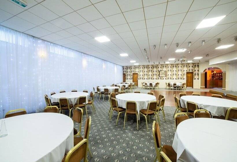 Отель The Douglas