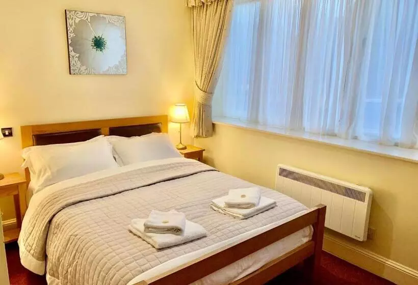 Отель The Jolly Drover