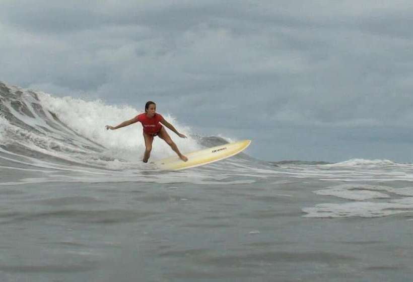 هتل Burnt Toast Surf Camp Hostel