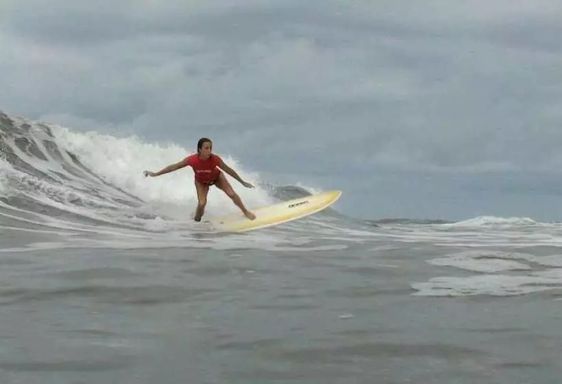 Hotelli Burnt Toast Surf Camp   Hostel