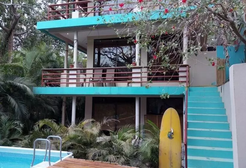 Hotelli Burnt Toast Surf Camp   Hostel