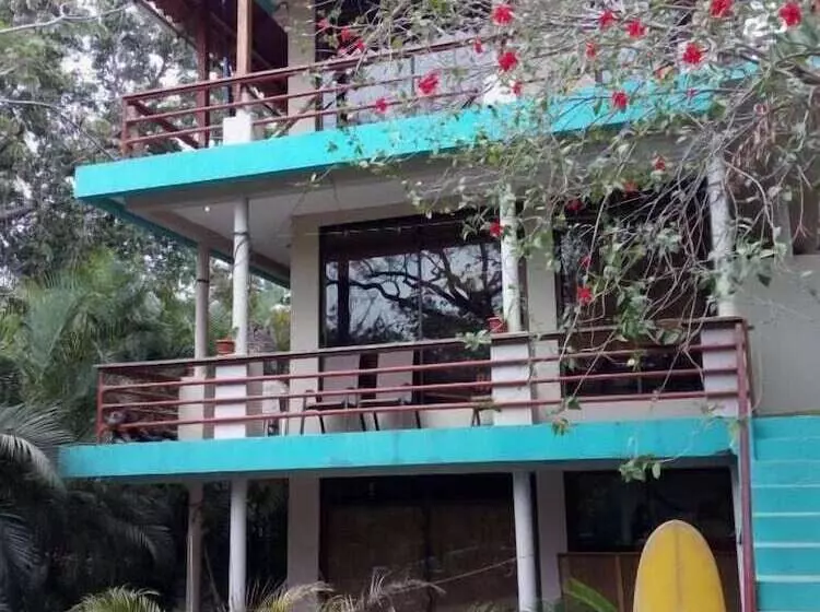 Hotelli Burnt Toast Surf Camp   Hostel