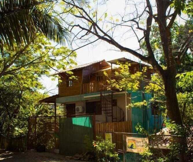 هتل Burnt Toast Surf Camp Hostel