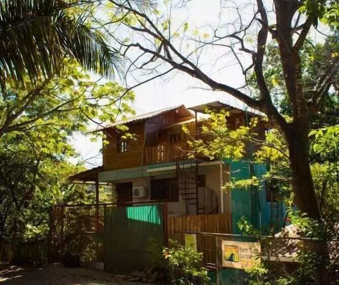 Hotelli Burnt Toast Surf Camp   Hostel