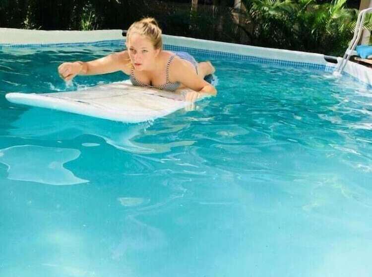 هتل Burnt Toast Surf Camp Hostel