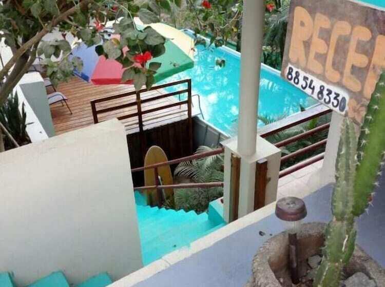 هتل Burnt Toast Surf Camp Hostel