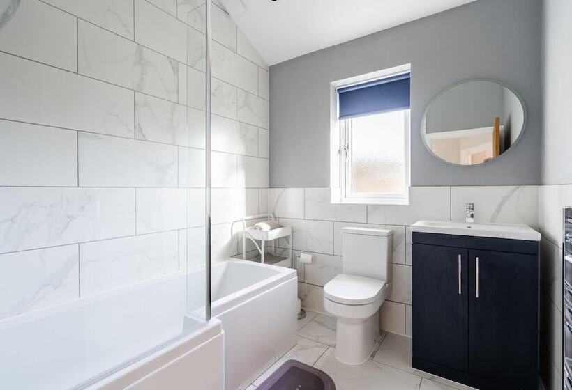 Fantastic And Sleek 3bd Home Wrington Bristol