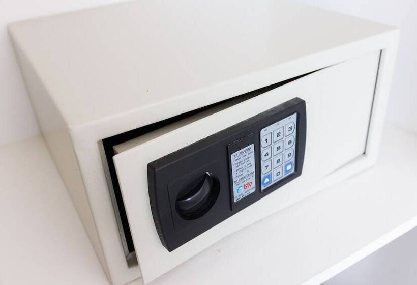 هتل Flipflop Cala Mandia