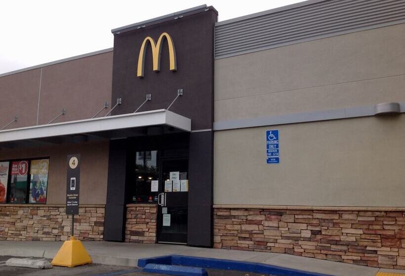 בית מלון כפרי Historic City View Suites