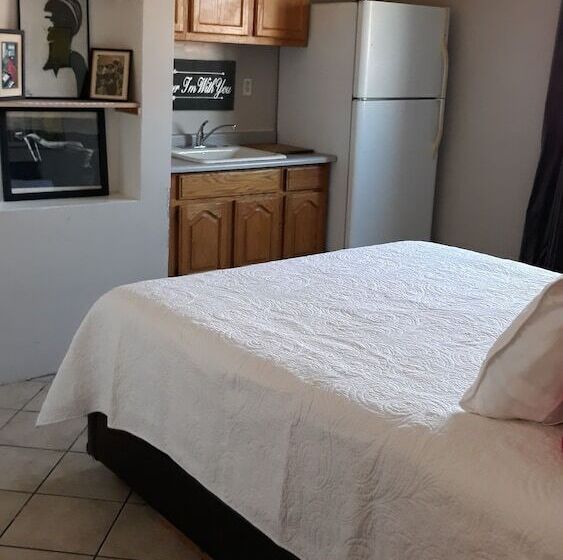 בית מלון כפרי Historic City View Suites