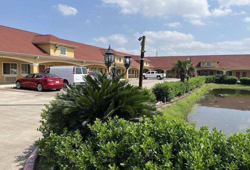 Мотель Deluxe Inn & Suites