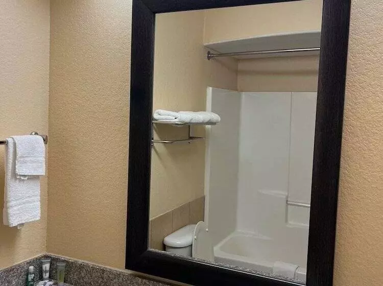 Motelli Deluxe Inn & Suites