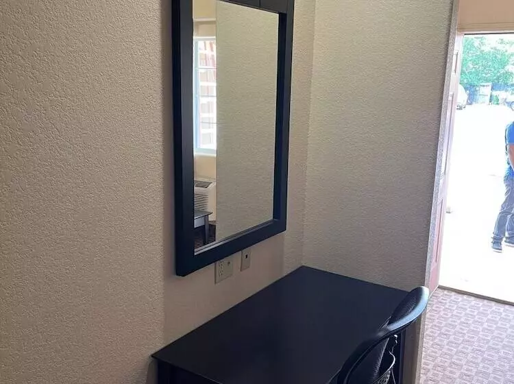 Motelli Deluxe Inn & Suites