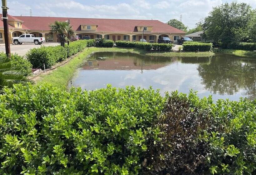 Мотель Deluxe Inn & Suites