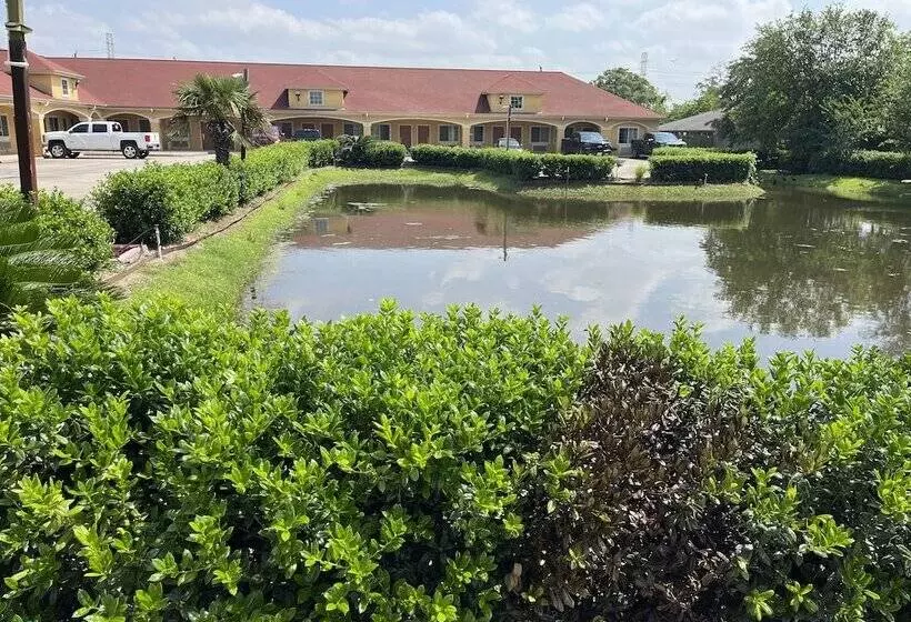 Motelli Deluxe Inn & Suites