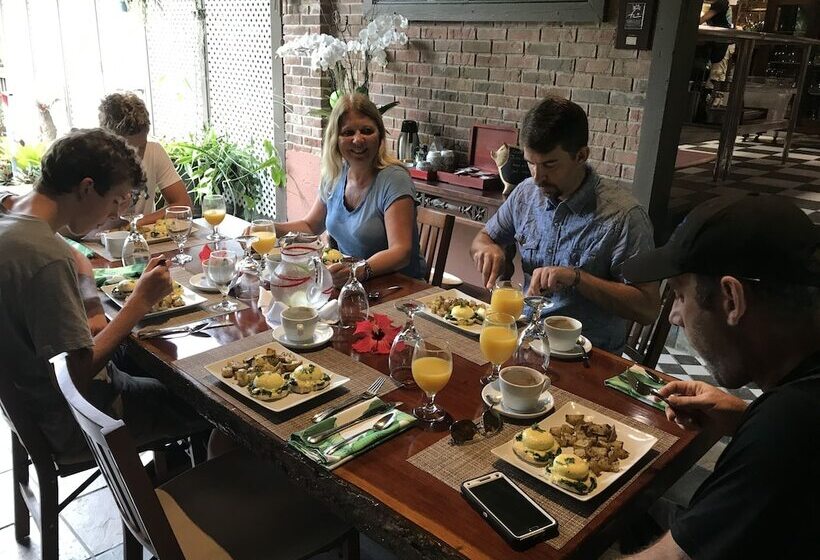 تختخواب و صبحانه Rainforest Inn