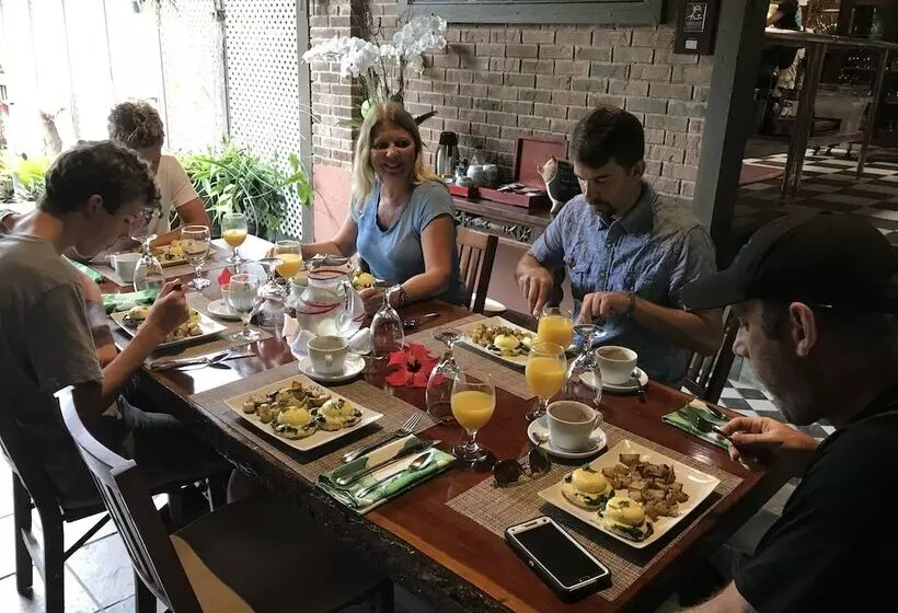 تختخواب و صبحانه Rainforest Inn