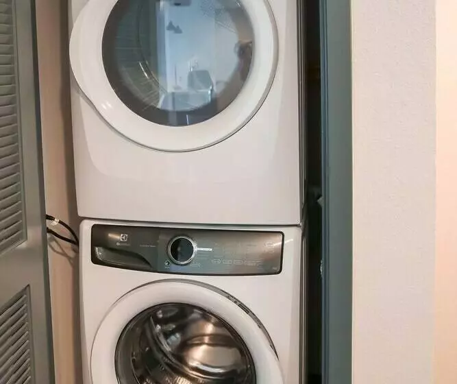 Fully Furnished Suites Near Little Tokyo