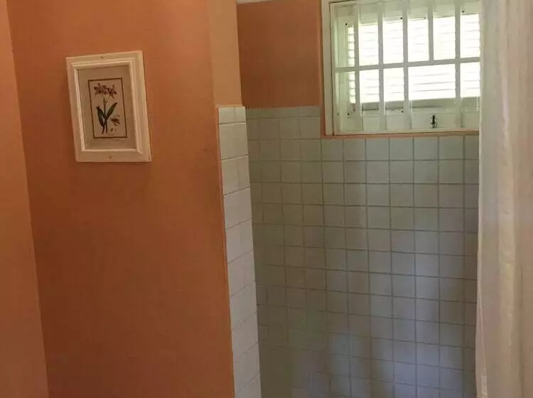 هتل Sugarapple Inn