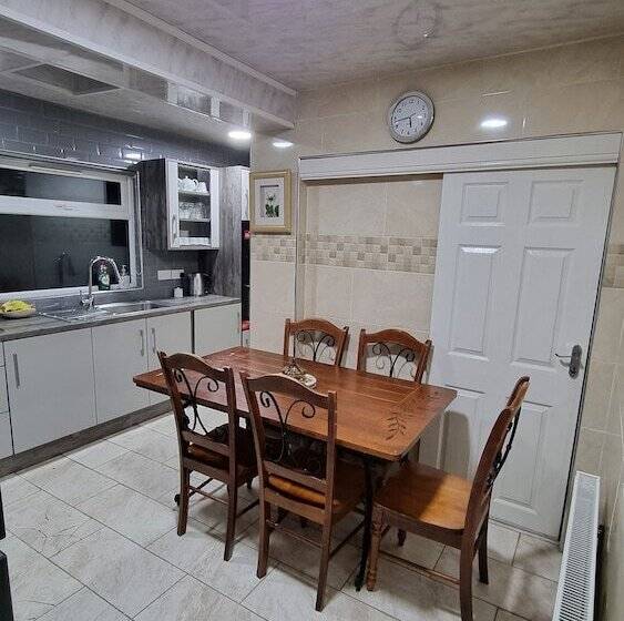 Резиденция Impeccable 2 Bed House Near City Centre