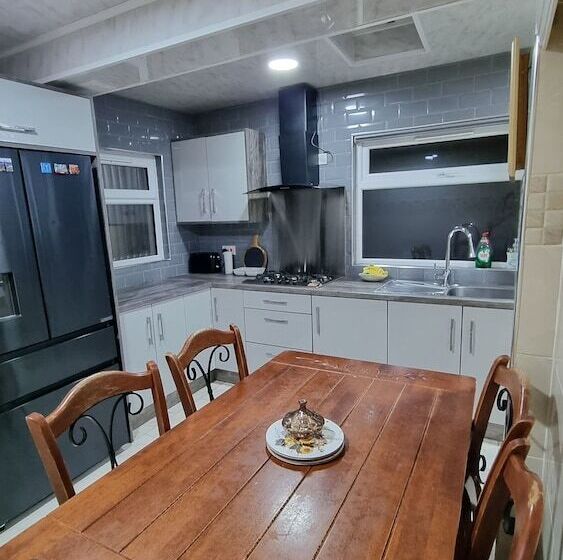 Резиденция Impeccable 2 Bed House Near City Centre