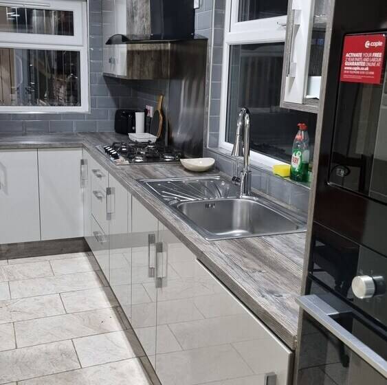 Резиденция Impeccable 2 Bed House Near City Centre