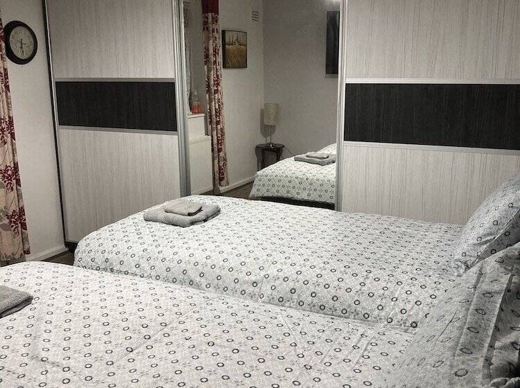 Резиденция Impeccable 2 Bed House Near City Centre