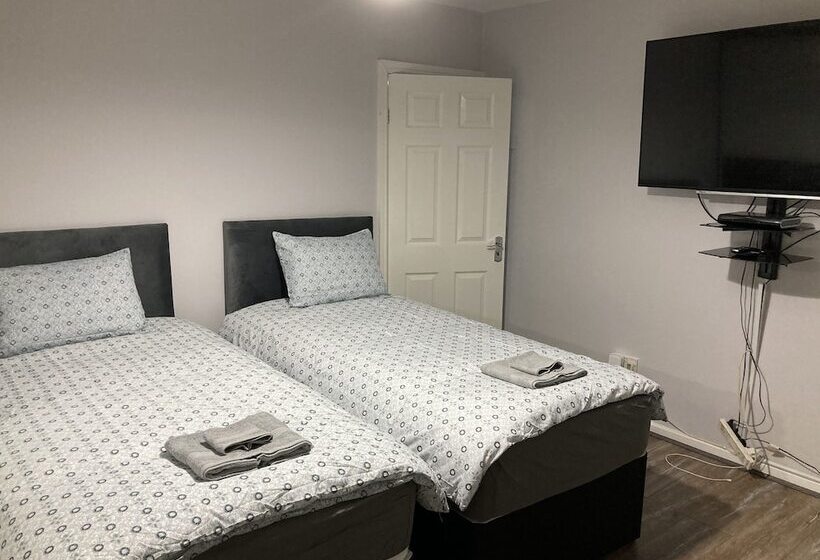 Резиденция Impeccable 2 Bed House Near City Centre