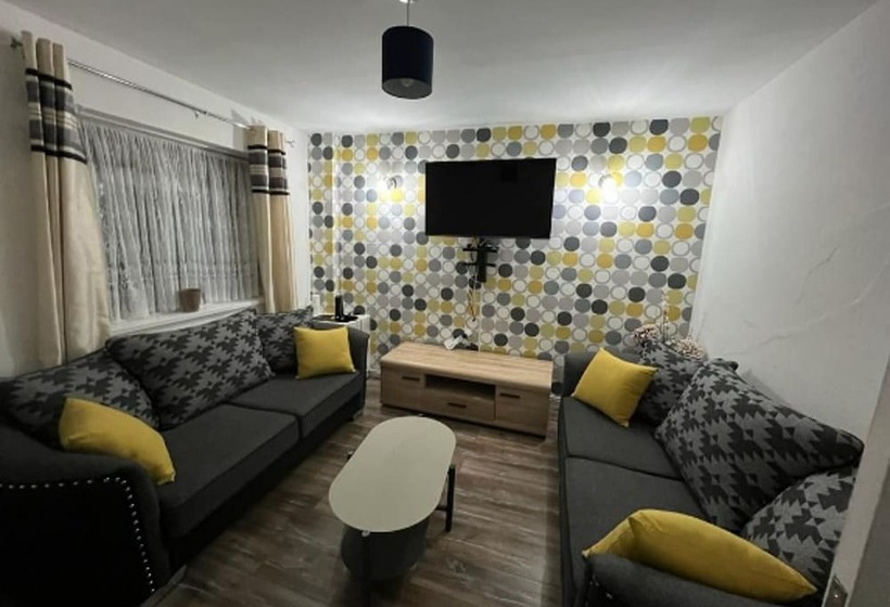 Резиденция Impeccable 2 Bed House Near City Centre