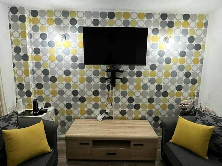 Резиденция Impeccable 2 Bed House Near City Centre