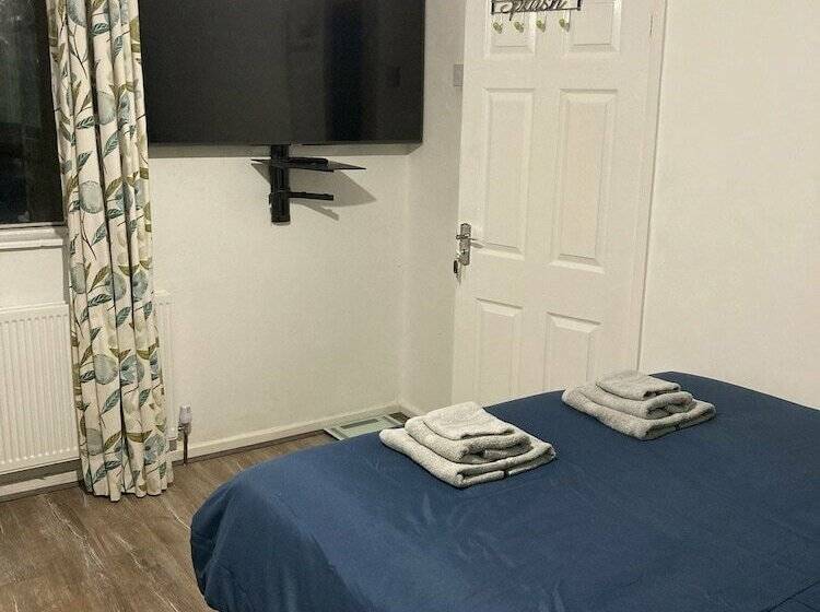 Резиденция Impeccable 2 Bed House Near City Centre