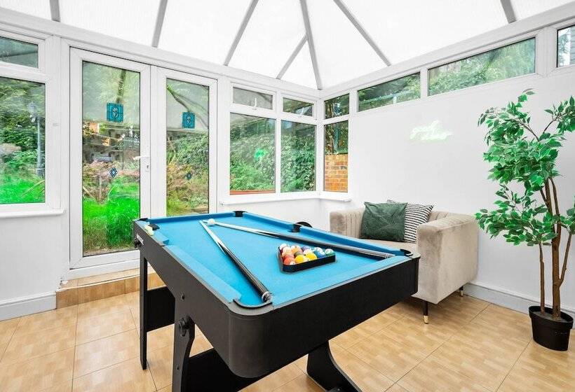 Spacious House With Garage And Garden South Of Birmingham Centre