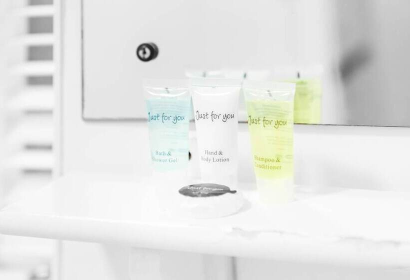 Spacious House With Garage And Garden South Of Birmingham Centre