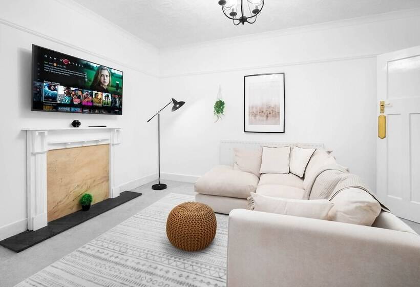 Spacious House With Garage And Garden South Of Birmingham Centre