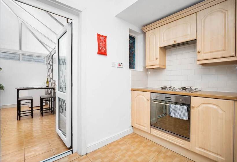 Spacious House With Garage And Garden South Of Birmingham Centre