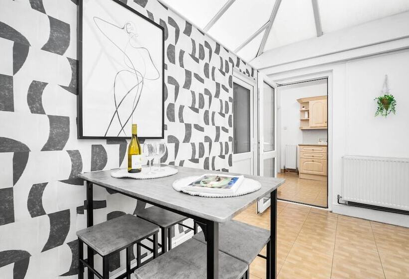 Spacious House With Garage And Garden South Of Birmingham Centre