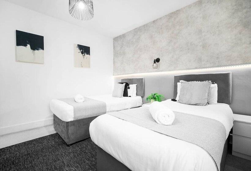 Spacious House With Garage And Garden South Of Birmingham Centre