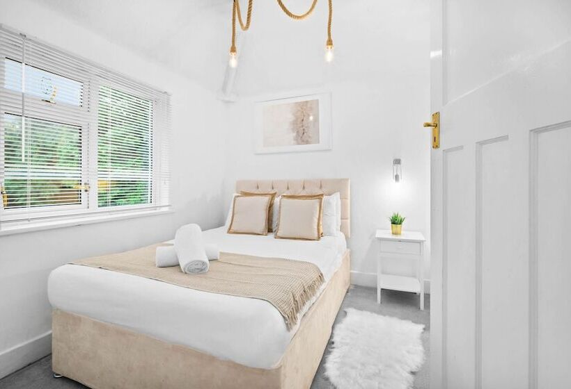 Spacious House With Garage And Garden South Of Birmingham Centre