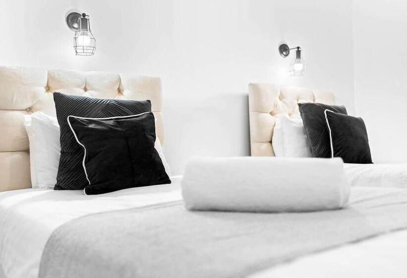 Spacious House With Garage And Garden South Of Birmingham Centre