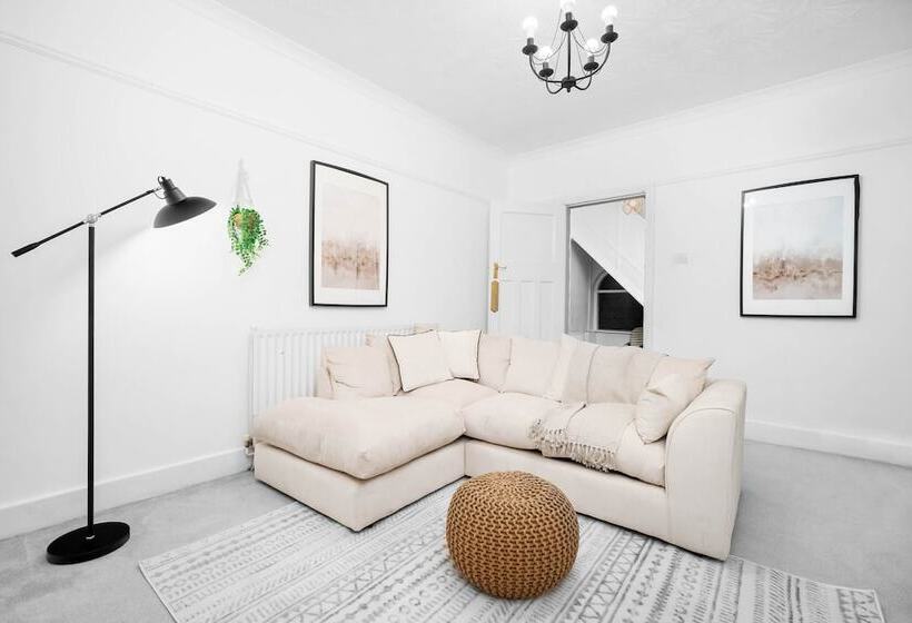 Spacious House With Garage And Garden South Of Birmingham Centre