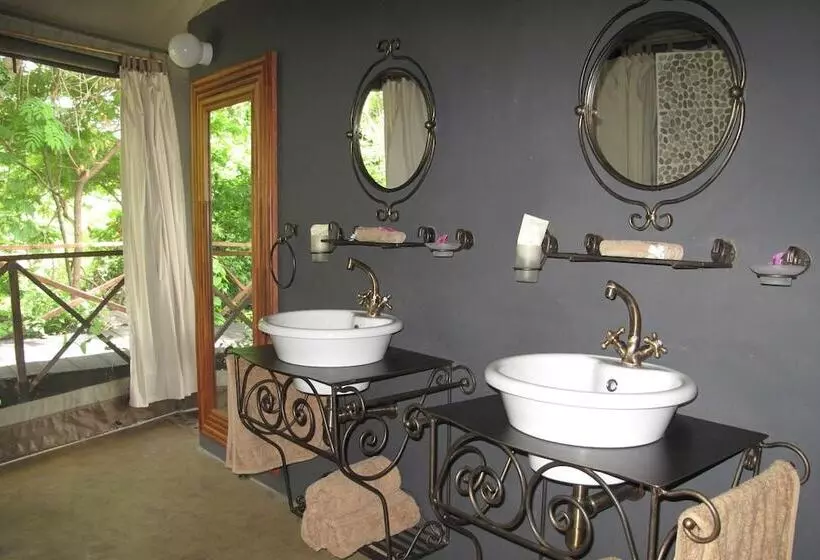 هتل Blue Zebra Island Lodge